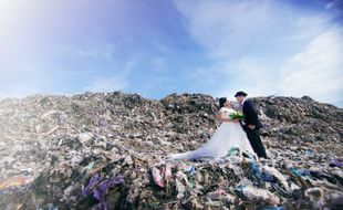 Unik! Pasangan Ini Foto Prewed di Tempat Sampah