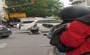 Viral Pria Ngeyel Pakai Kursi Roda di Tengah Jalan Widuran Solo, Bisa Picu Kecelakaan Maut