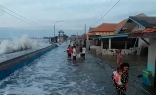 Semarang-Pekalongan Terancam Tenggelam, DPRD Jateng Minta Pembangunan Pabrik di Pesisir Pantura Disetop