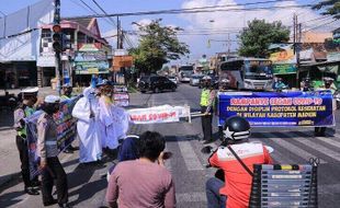 Hiii Serem.... Ada Pocong Covid-19 di Perempatan Pagotan Madiun