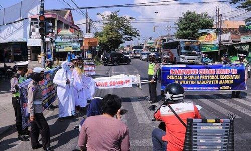 Hiii Serem.... Ada Pocong Covid-19 di Perempatan Pagotan Madiun