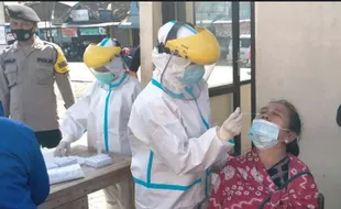 Tak Pakai Masker, Pengunjung dan Pedagang Pasar Baturetno Dites Swab Antigen