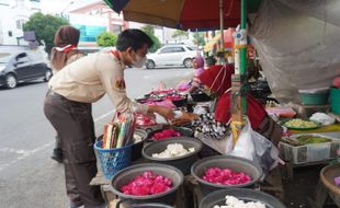 Aksi Pelajar Boyolali Bagi-Bagi Takjil di Bulan Ramadan