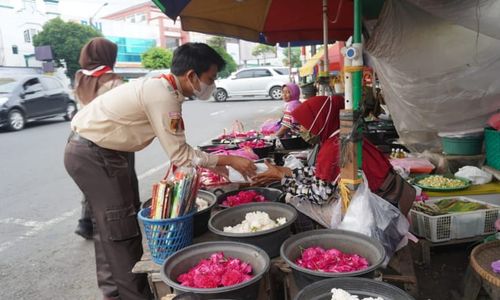 Aksi Pelajar Boyolali Bagi-Bagi Takjil di Bulan Ramadan