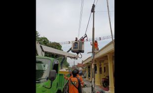 Angin Kencang, Tower Internet Kantor DPRD Solo Roboh Timpa Rumah Warga