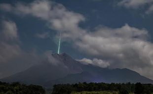 Viral Foto Cahaya Diduga Meteor Jatuh Di Puncak Merapi, BPPTKG Beri Penjelasan