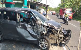 Braak! Truk Vs Mobil Adu Banteng di Jl. Ngawen-Jatinom Klaten