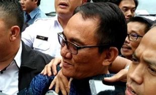 Andi Arief Sangkal Mahfud MD soal Penanganan KPK