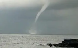 Waterspout Rusak Perahu dan Rumah Nelayan Banyuwangi