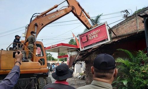 Satpol PP Semarang Bongkar Puluhan Kios PKL di Simongan