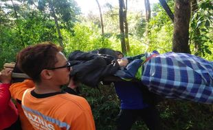 Kelelahan Mendaki, Gadis 17 Tahun Asal Solo Digendong Turun Gunung Lawu