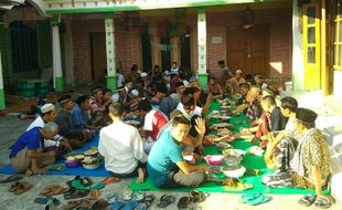 Makan dengan Alas Daun Jati, Tradisi Idul Adha dari Kebumen