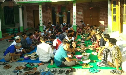 Makan dengan Alas Daun Jati, Tradisi Idul Adha dari Kebumen