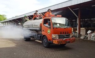 Penyemprotan Disinfektan Dimasifkan di Pasar Tradisional Blora