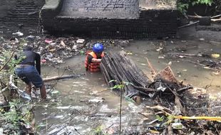 Relawan Lintas Selatan Bersih-Bersih Sungai Tegalgede Mayang