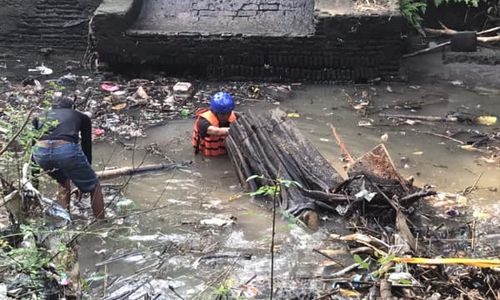 Relawan Lintas Selatan Bersih-Bersih Sungai Tegalgede Mayang