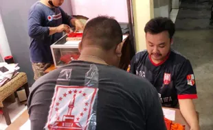 Suporter Persis Solo Gelorakan Gerakan Satu Rumah Satu Bendera Persis