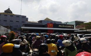 Kerumunan Pembeli BTS Meal Bikin Heboh, Praktisi Hukum: McDonald's Solo Layak Disegel!