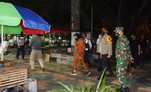 Bupati Sri Mulyani Sidak PKL di Alun-Alun Klaten Malam-Malam