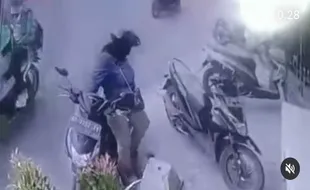 Viral Wanita Maling HP di Pasar Kliwon Solo Terekam CCTV