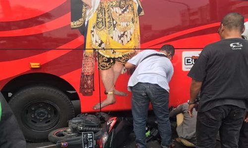 Braak, Sepeda Motor Terjepit Seusai Tabrak Bus BST Dekat Flyover Purwosari Solo 