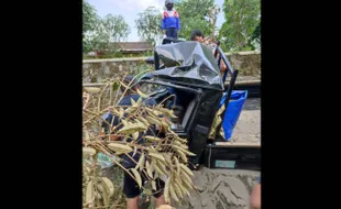 Mobil Tabrak Pohon Durian Lalu Terjun 4 Meter Di Tohkuning Karanganyar, 2 Orang Terluka