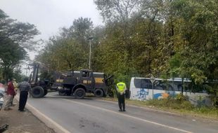 Ugal-Ugalan, 2 Bus Sumber Grup Tabrak Truk di Madiun Hingga Terpersok dan Terguling