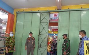 1 Karyawan Positif Covid-19, Toserba Mitra Karanganyar Ditutup Satpol PP