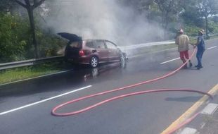 Mobil Tiba-Tiba Terbakar Saat Berhenti di Pinggir Jalan Solo-Semarang Boyolali