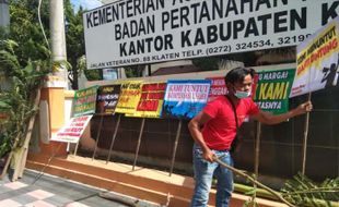 Protes Ganti Rugi Tol Solo-Jogja, Warga Bawa Spanduk hingga Pohon Pisang ke BPN Klaten