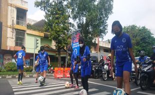 Cewek-Cewek Pamer Skill Juggling di Zebra Cross Slamet Riyadi Solo