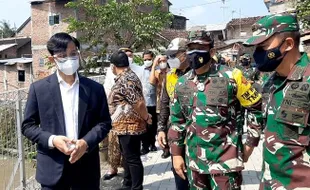 Diganggu Hujan, Prajurit Siap TNI Tuntaskan Talud Sungai Brojo di TMMD Solo