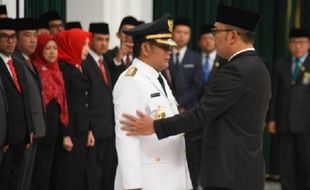 Bupati Bekasi Meninggal karena Covid-19, Luhut Kontak Ridwan Kamil