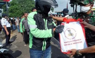 Jokowi Bilang Bantuan Beras PPKM Tak Usik Stok Pangan