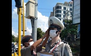 Patung Polisi dan Super Hero Aja Pakai Masker, Masak Kamu Tidak