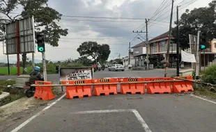 Barikade Water Barrier Penutup Jalan di Sukoharjo Sering Digeser Warga, Kini Diikat Pakai Bambu & Kawat