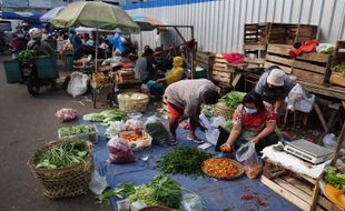 Luar Biasa! Omzet Turun Akibat PPKM Darurat, Bakul di Pasar Legi Solo Malah Bagikan Sayur Gratis ke Warga