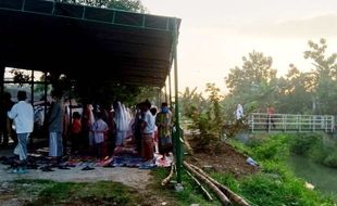 Warga Plumbungan Sragen Salat Iduladha di Pinggir Dam Colo