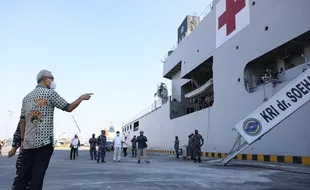 Bersandar di Tanjung Emas Semarang, KRI dr Soeharso Bantu Oksigen