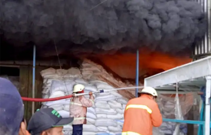 Diduga Kena Percikan Api Las, Gudang Beras Di Kedungupit Sragen Hangus ...