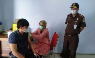 Puluhan Difabel dan Petugas Kebersihan di Wonogiri Ikuti Vaksinasi di Kejari