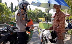 Keliling Bawa Bronjong, Kapolsek Pasar Kliwon Solo Door To Door Bagikan Paket Sembako