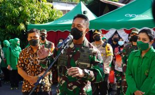 Kunjungi Solo, Kasad Jenderal TNI Andika Perkasa Beri Bantuan Beras dan Daging