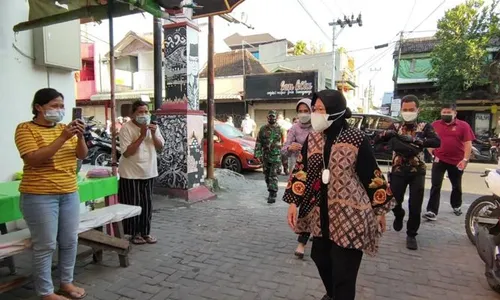 Kunjungan Dadakan ke Solo, Mensos Risma Blusukan ke Kampung Baru