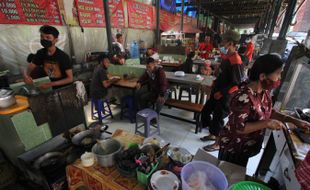 Makan Di Warung Dibatasi 20 Menit, Begini Tanggapan PKL Solo