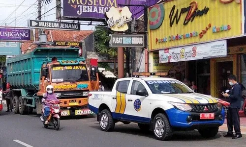 Dishub Kudus Beri Tilang Dump Truck di Jalur Kota