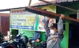 Nekat Buka Saat PPKM, Kursi Bakul di Kudus Diangkut Satgas