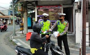 Polres Blora Edukasi Warga dengan Bagikan Masker Gratis