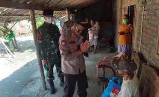 Bagikan Sembako Door to Door ke Rumah Warga