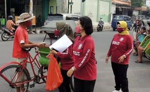 Bagikan Nasi Bungkus, Satpol PP Karanganyar Minta Maaf